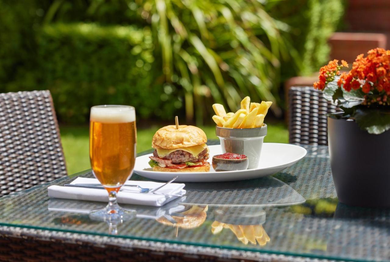 فندق حياة كانبيرا - فندق بارك حياة كنبرا المظهر الخارجي الصورة A burger and chips served with a beer